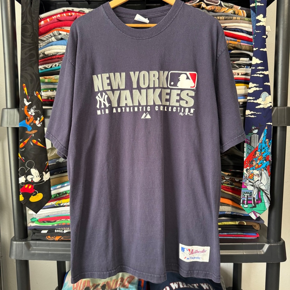 Y2K Navy New York Yankees Majestic MLB Graphic T-Shirt Large Light Marks